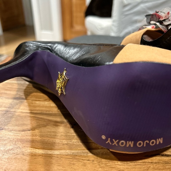 NWOT Mojo Moxy Tan/Black Platform Shoes with Floral Embellishment - Picture 6 of 9